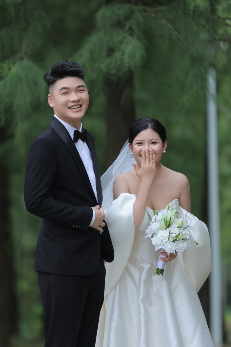 树林中的婚纱照
